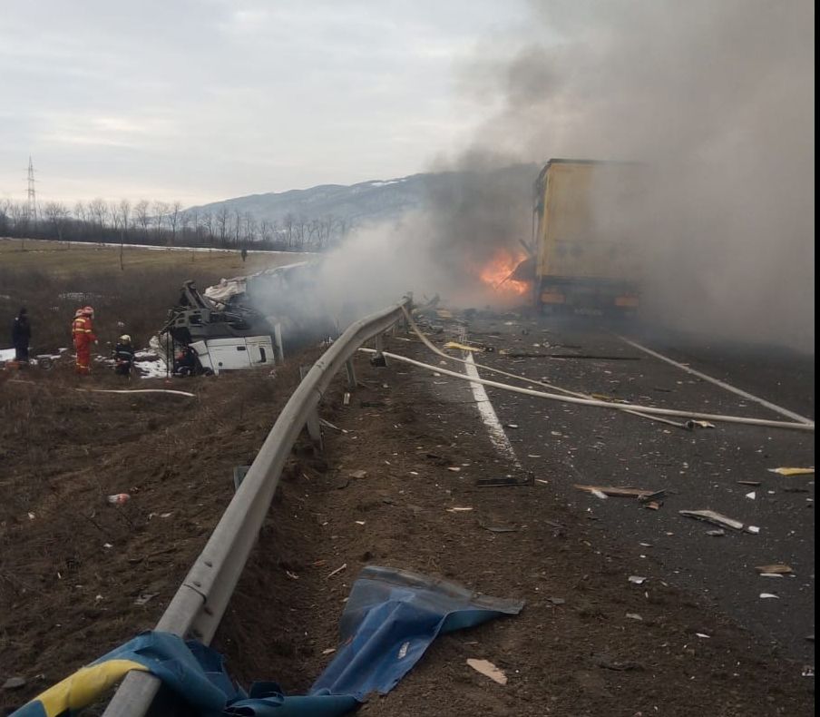 Momentul impactului dintre cele două autotrenuri care au luat foc pe DN6 - Imagini șocante