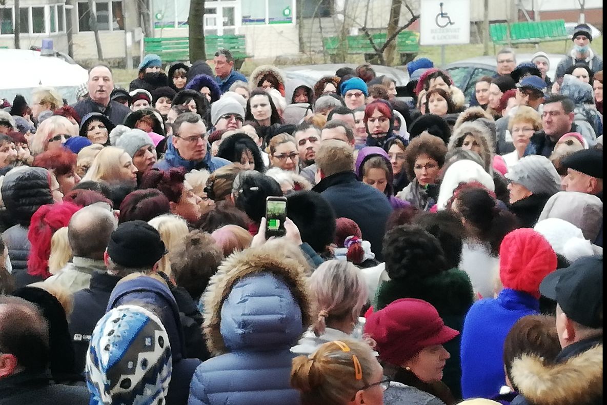 Protest spontan la Spitalul Judeţean Tulcea. „Vrem banii înapoi!”- au strigat protestatarii
