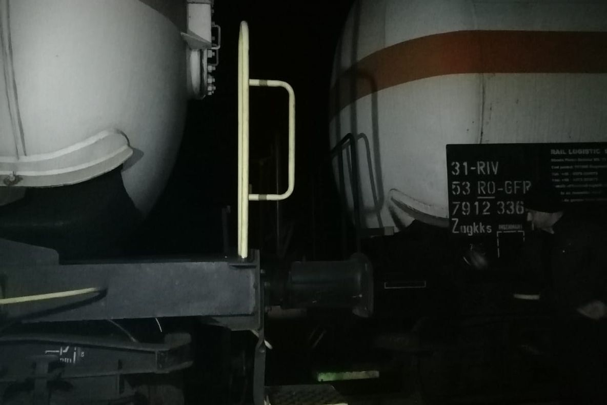 ALERTĂ în Mureș. ISU intervine de urgență în urma unor scurgeri de combustibil dintr-un vagon cisternă CFR Marfă - VIDEO