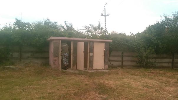 România secoului 21: numărul școlilor cu grupuri sanitare în curte, înfiorător de mare