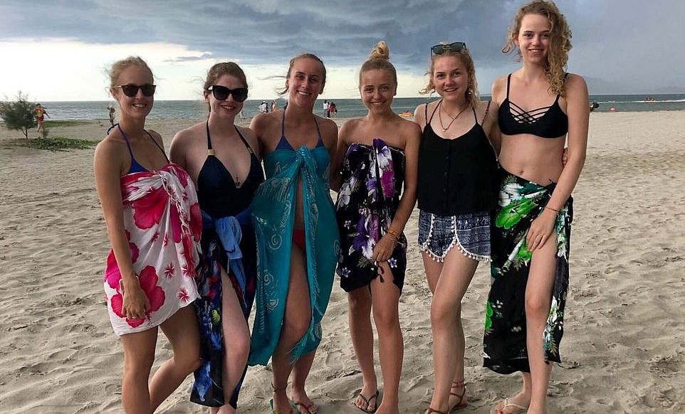 Aceste tinere au fost abandonate pe o insulă infestată de șerpi. Ce a urmat e desprins din coșmaruri