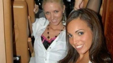 Stewardesele au tras perdeaua, s-au dus la piloţi şi totul s-a petrecut ca într-un scenariu XXX