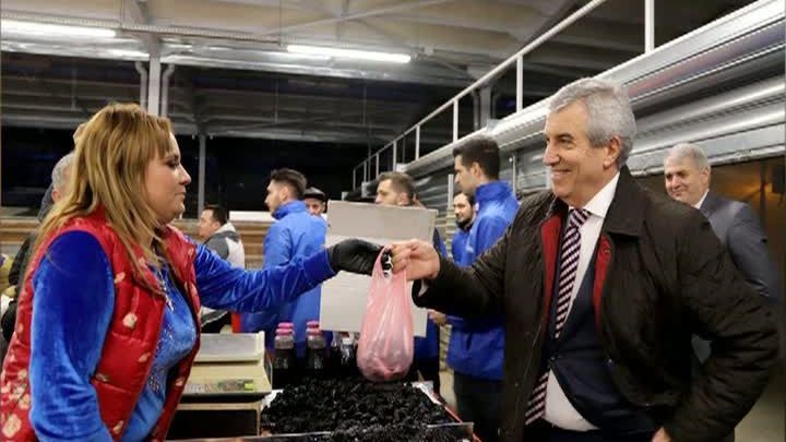 Tăriceanu, în campanie: A mers la piaţă să cumpere prune uscate