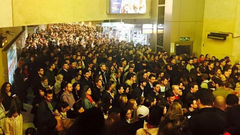 Haos la metrou: Probleme tehnice pe Magistrala 2 Berceni-Pipera. Aglomeraţie mare la Piaţa Victoriei