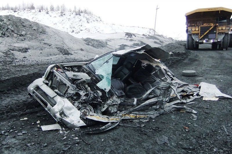 Din mașina strivită cu tot cu șofer de basculanta uriașă s-a auzit un geamăt. Toți au încremenit