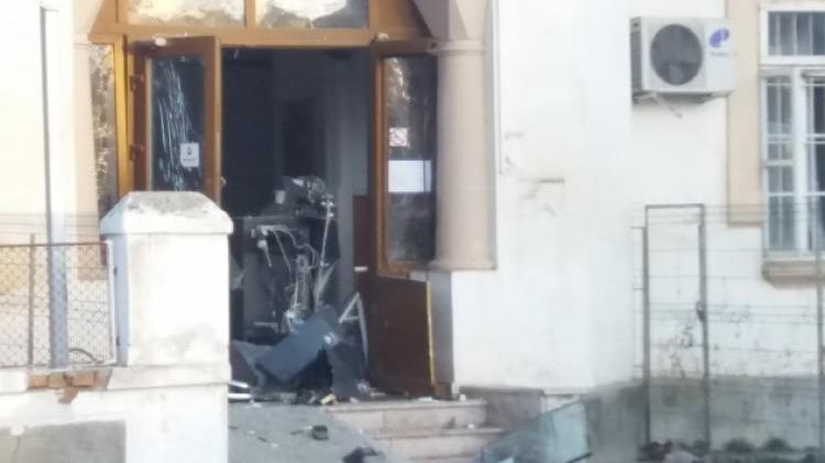 A aruncat în aer un ATM, cu butelia. Jaf bancar comic și nereușit la Brăila