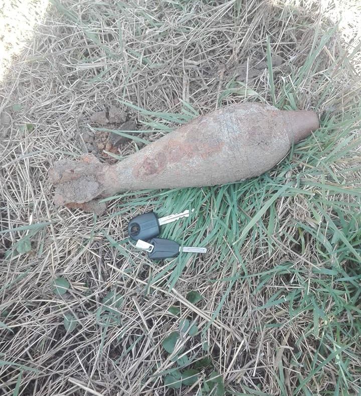 Un harghitean a găsit un proiectil în grădină în timp ce îşi lucra pământul