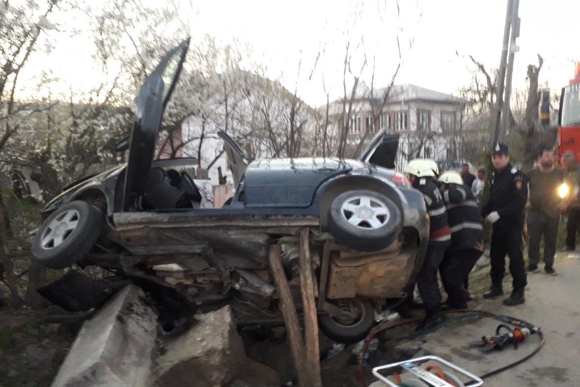Groaznic accident. Mașină zdrobită de un pod, în Vâlcea. Doi morți, inclusiv un copil de 4 ani