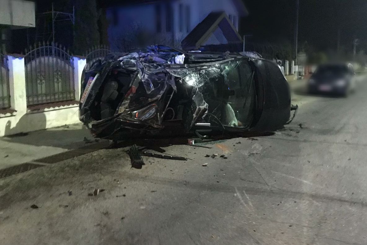 Accident în Dâmboviţa: Un șofer băut a scăpat cu viață după ce s-a răsturnat cu mașina
