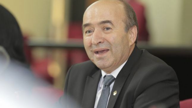 Toader nu are piciorul rupt, dar are zilele numărate la Ministerul Justiției
