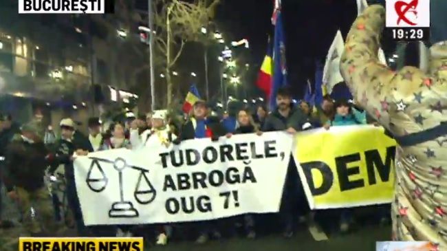 Proteste faţă de OUG 7, duminică, în mai multe oraşe din ţară. Zeci de mii de oameni, pe străzi