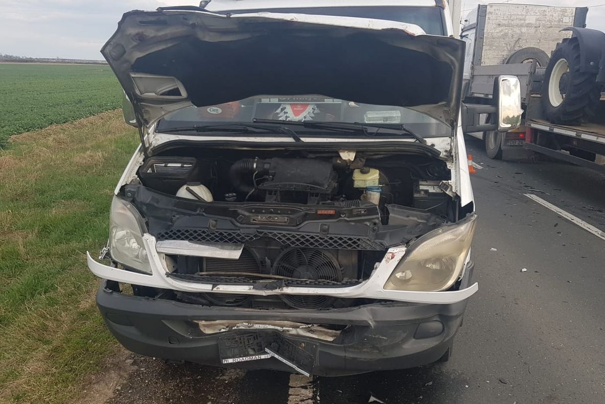 Panică pe DN 71! Trei autovehicule s-au ciocnit, după ce o roată de rezervă a căzut pe șosea