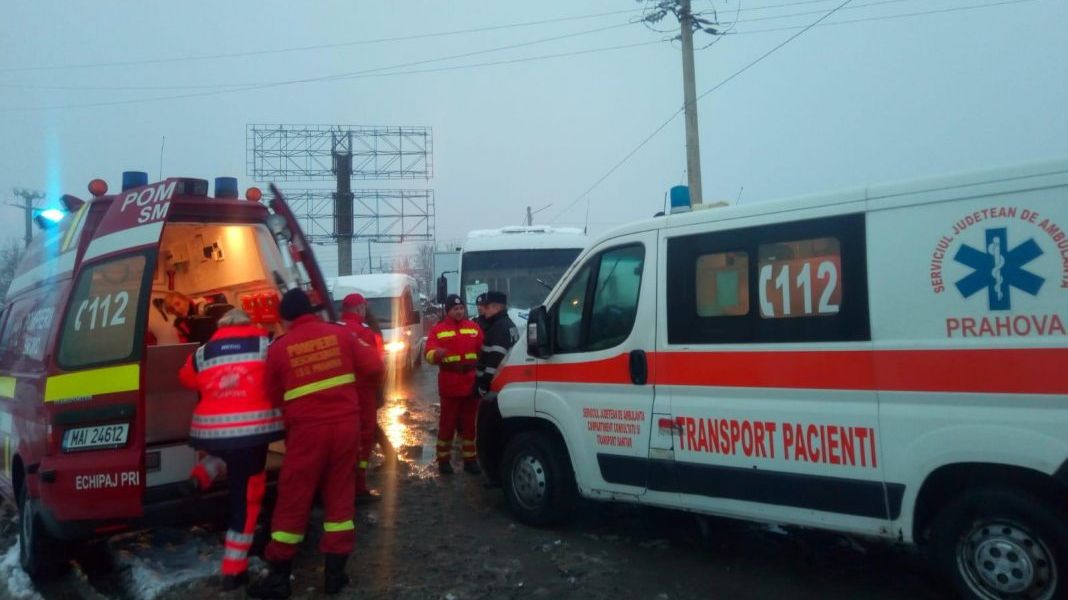 Microbuz cu pasageri, lovit în plin: cel puțin 4 victime