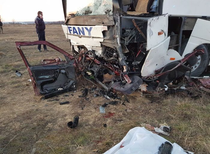 Accident grav, în județul Timiș. Autobuz cu persoane, spulberat: un mort, mai mulți răniți - FOTO