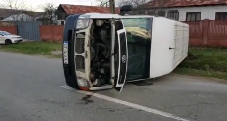 Accident grav în Olt. Un microbuz cu pasageri s-a răsturnat