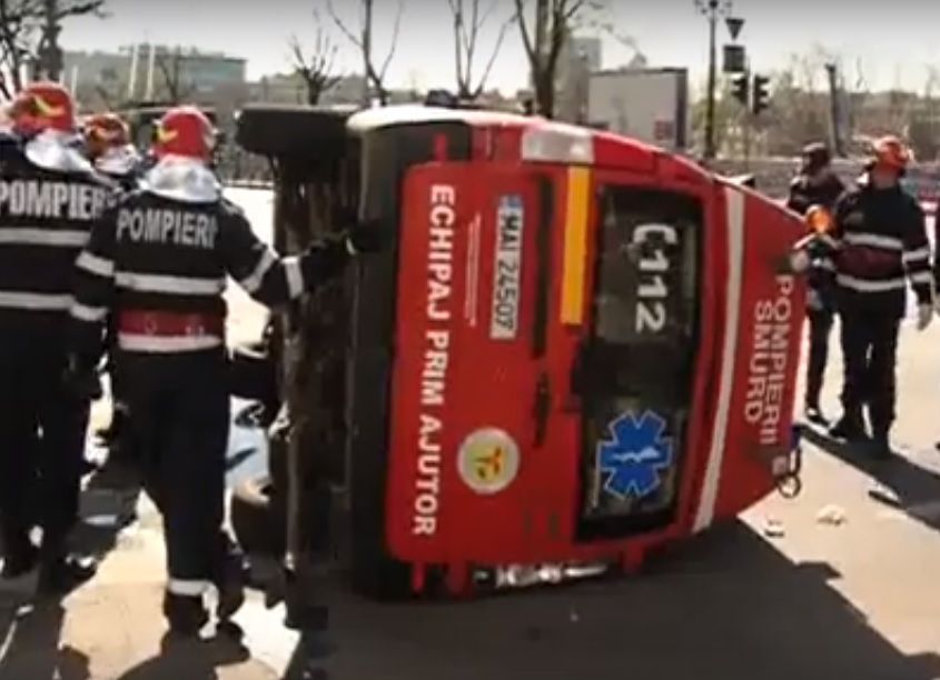 Accident grav în Bucureşti, o ambulanţă SMURD s-a răsturnat (VIDEO)