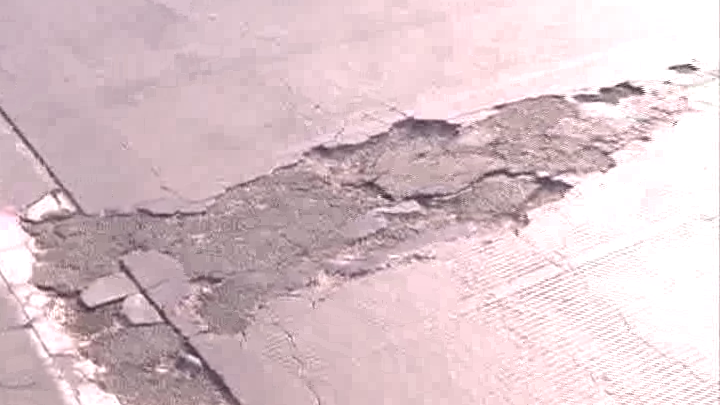 A apărut un "crater" pe Autostrada Soarelui, principalul drum către mare