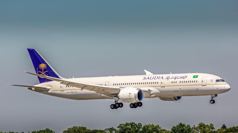 Pilotul a întors avionul din drum. O mamă și-a uitat copilul în aeroport 