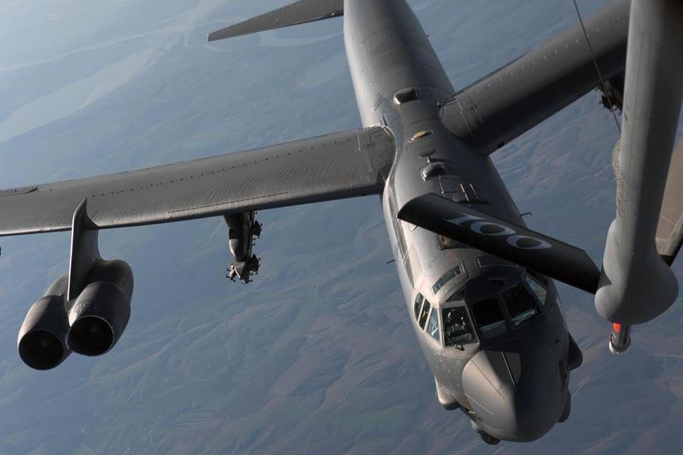 Poza zilei. Un redutabil bombardier SUA, alimentat în aer deasupra României