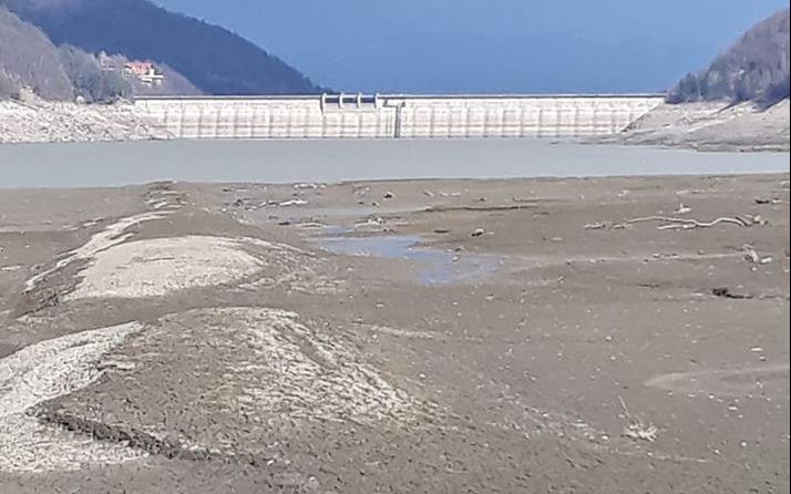 Barajul de la Valea Uzului, peisaj selenar(Galerie foto)