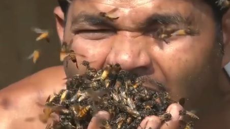 Terifiant! Un bărbat își umple gura cu sute de albine vii. Ritualul care a șocat