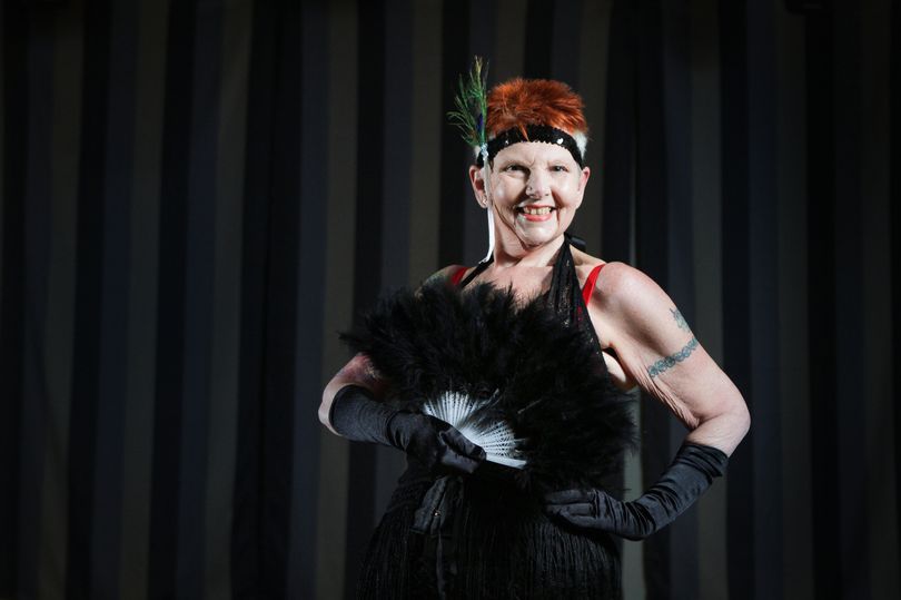 Bunica de 71 de ani care practică dansul burlesque și se simte sexy 