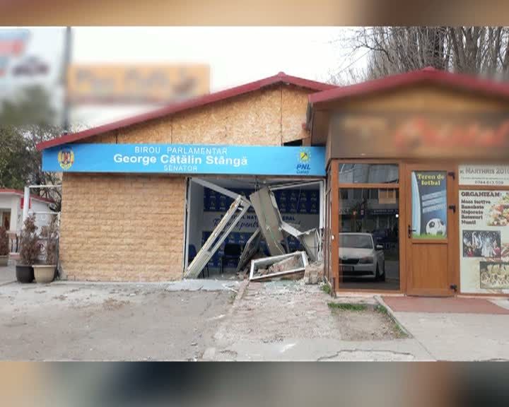 Biroul unui senator PNL, distrus de o șoferiță neatentă. FOTO