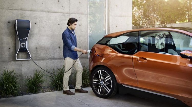 BMW și Mercedes îngroapă securea! Vor avea o mașină pe platformă comună