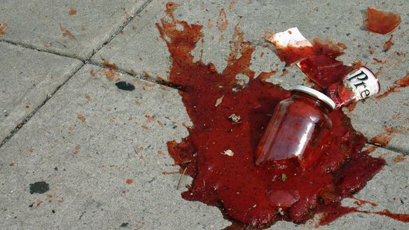 Fetiță lovită în cap cu un borcan, la magazin. Motivul este halucinant!