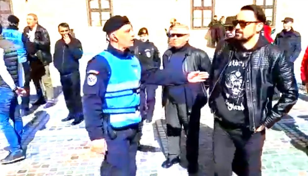 Incident la Braşov! Jandarmii au ridicat un bătrân care a "tulburat" baia de mulţime a PSD (VIDEO)
