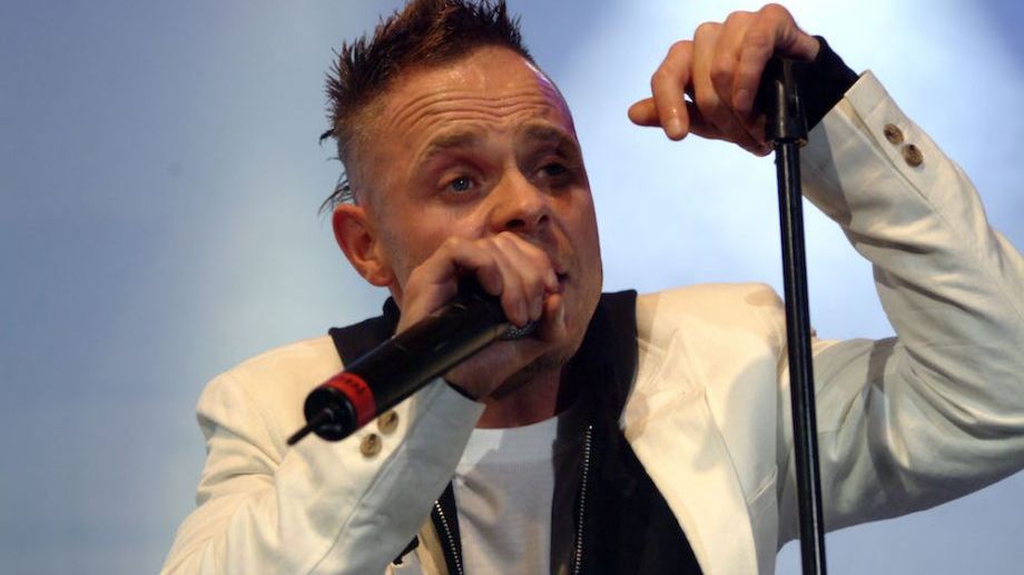 Un cunoscut cântăreţ a ameninţat într-un live stream că urma să se automutileze