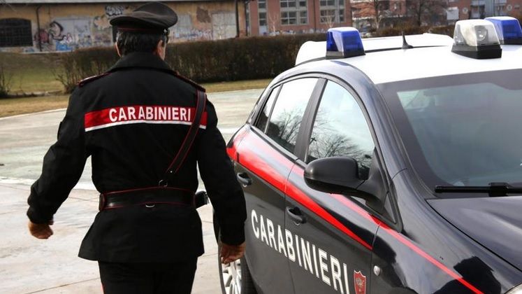 Un român a bătut trei patrule de carabinieri, într-un bar din Italia