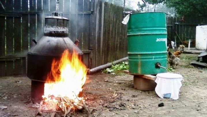 Făcea țuică cu un prieten, moment în care ceva cumplit s-a întâmplat! Au sunat de urgență la 112