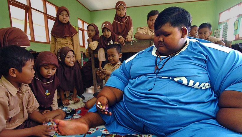 Ce s-a ales de băiatul care cântărea 200 de kg. Era cât 6 copii la un loc! 