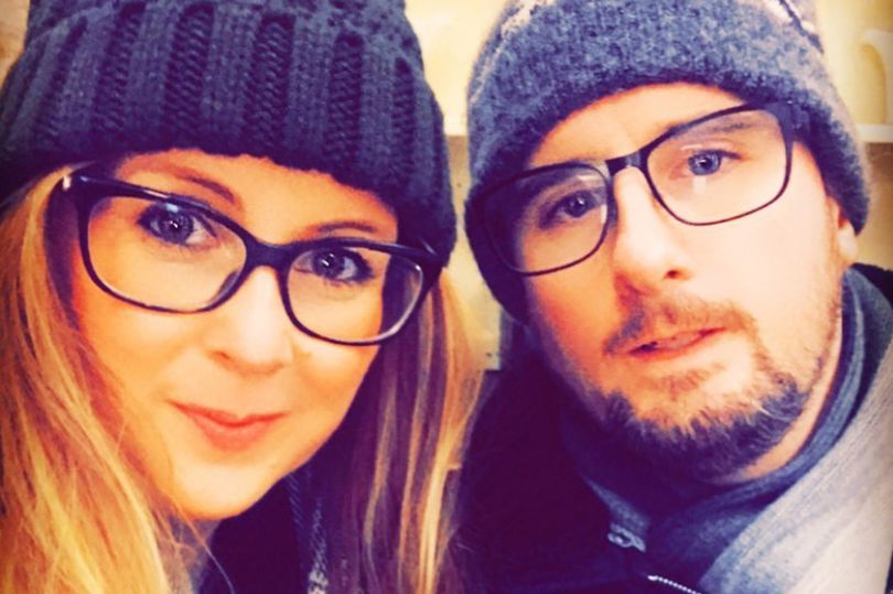 Un cuplu a făcut pe fugă o poză în excursie. La câteva zile, când au văzut-o, au încremenit