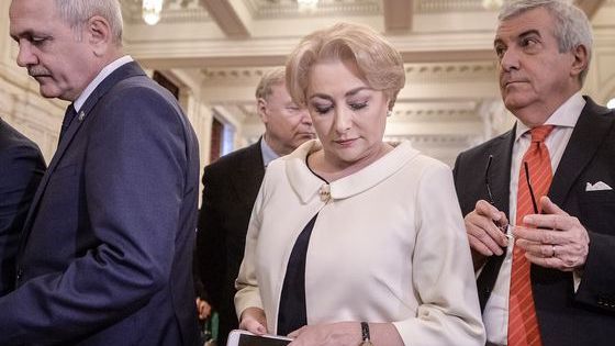 Liderul USR i-a dat premierului un mărțișor "fără penali"