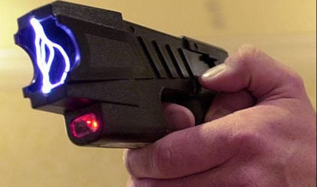 La loc comanda! Polițiștii nu au voie cu electroşocuri