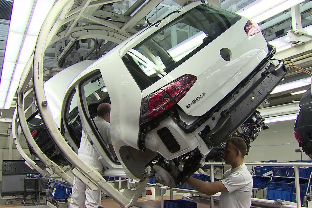 Angajații Volkswagen se revoltă împotriva noii uzine planificate în Estul Europei