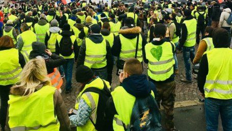 Proteste violente la Paris: magazine incendiate, 11 răniţi. Peste 120 de persoane reţinute