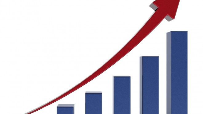 Crește vârsta medie a femeilor care nasc primul copil, în UE