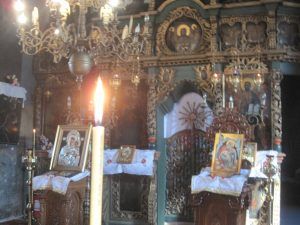 Incredibil, în România. Icoana Maicii Domnului plânge neîncetat de peste o lună