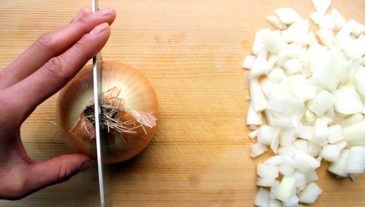 Ceapa, un LUX pentru români! Importurile masive și închiderea afacerilor fermierilor au scumpit alimentul de bază