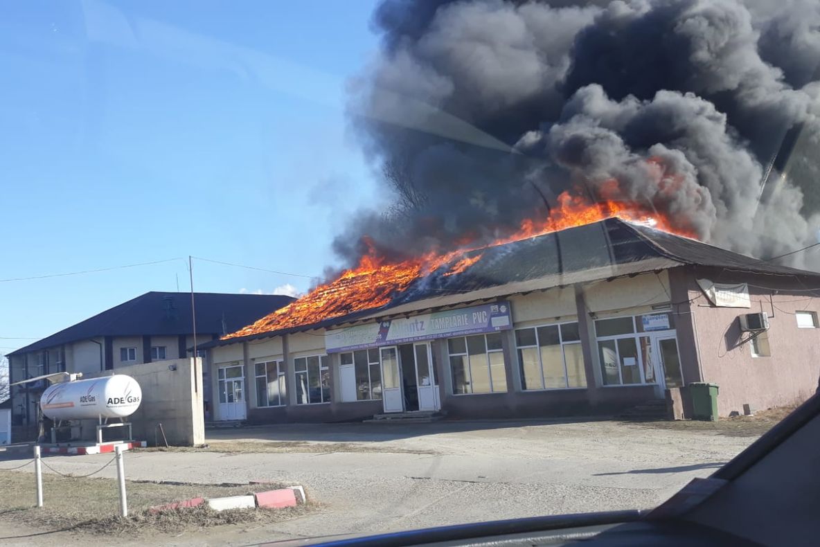 Incendiu la o fabrică de termopane din județul Argeș. VIDEO