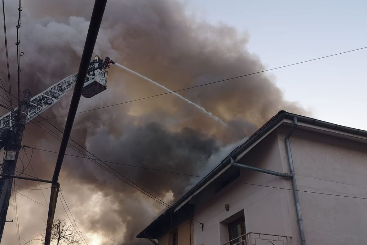 Intervenţie a pompierilor la un incendiu puternic în Iaşi. VIDEO