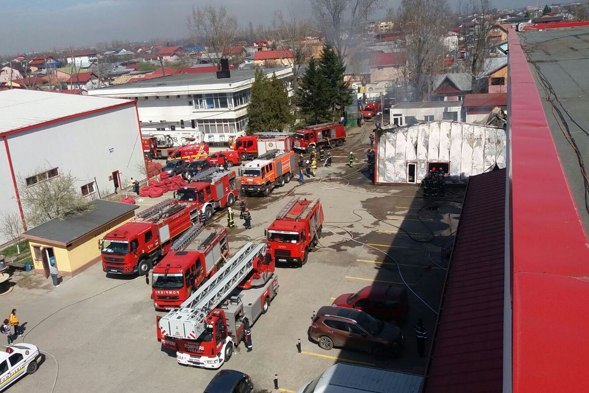 Incendiu în nordul Bucureştiului: pericol mare, pentru că e aproape de o benzinărie