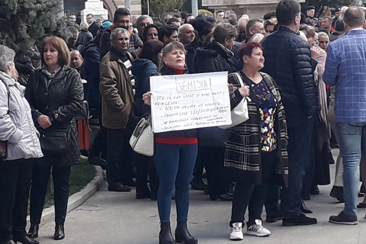 Liviu Dragnea, așteptat cu vuvuzele de protestatari la Târgoviște