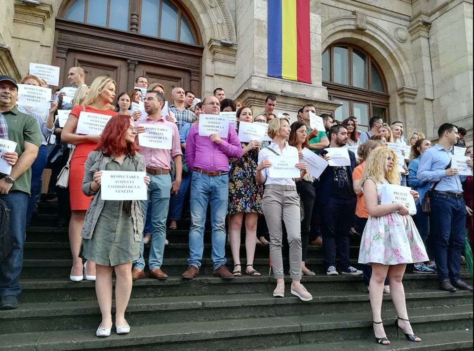 Curtea de Apel se dezice de protestul de pe scările de la intrare