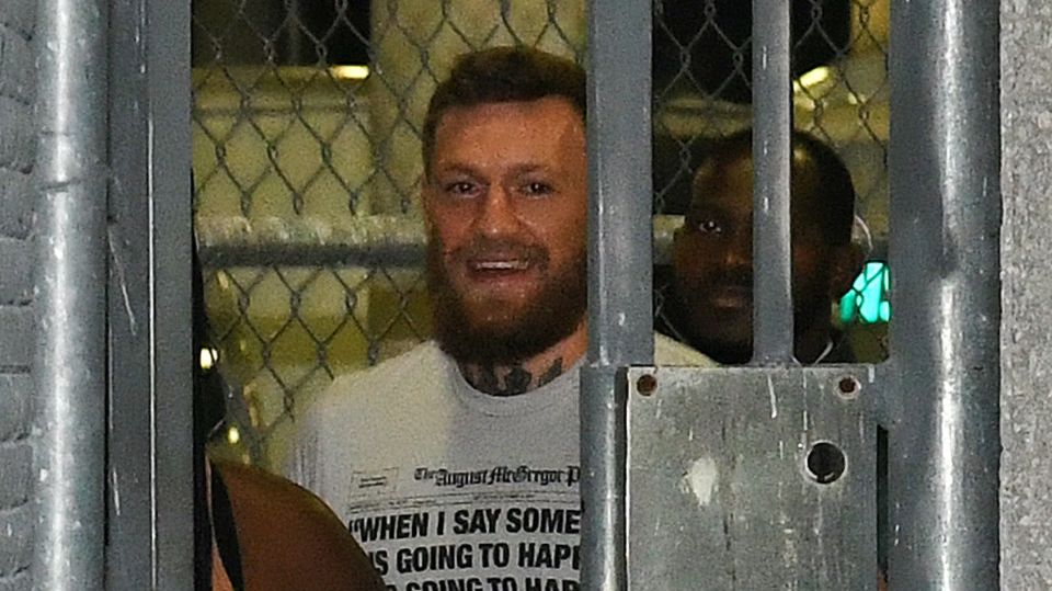 Conor McGregor, arestat și eliberat pe cauțiune pentru că a furat telefonul unui fan 