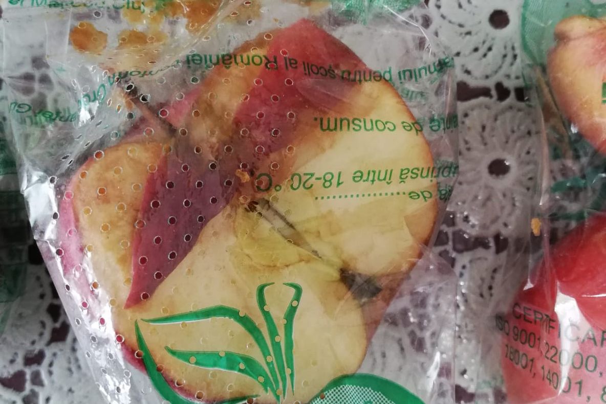 Mere stricate primite de copii la școală, prin programul ”Lapte, corn și măr”. FOTO