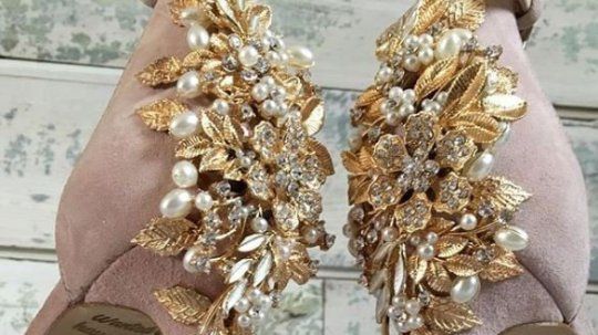 Mireasa a găsit mesajul pe talpa pantofilor de nuntă, lăsat de mama ei, aflată pe patul de moarte 